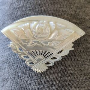 Elegant Fan-Shaped MO Pearl Brooch